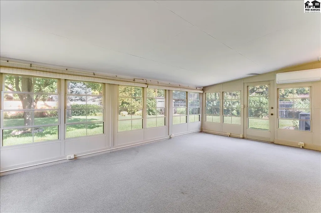 2701 Derenda Drive Hutchinson KS 67502