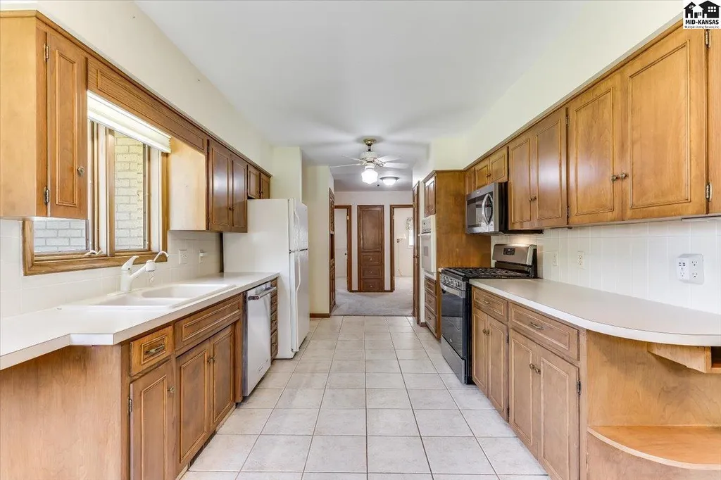 2701 Derenda Drive Hutchinson KS 67502