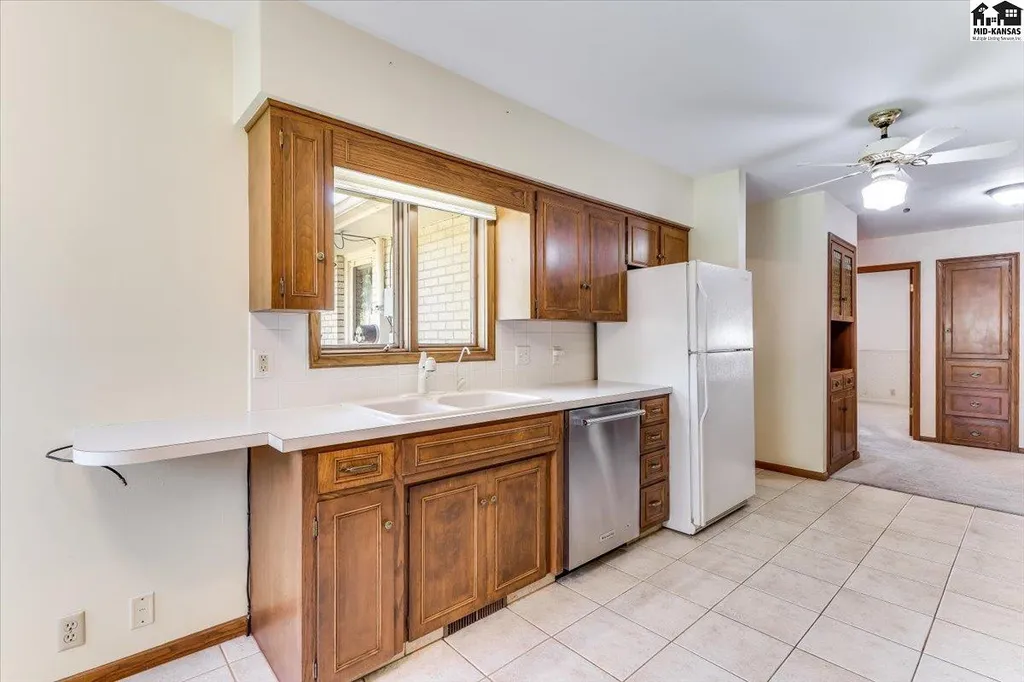 2701 Derenda Drive Hutchinson KS 67502