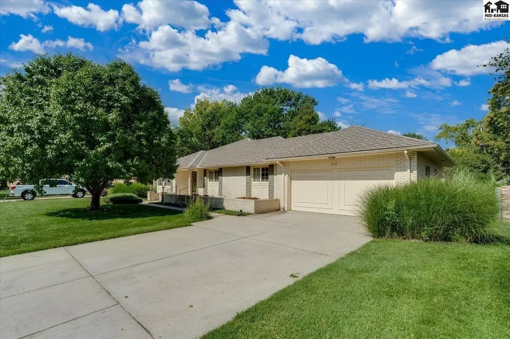 2701 Derenda Drive Hutchinson KS 67502