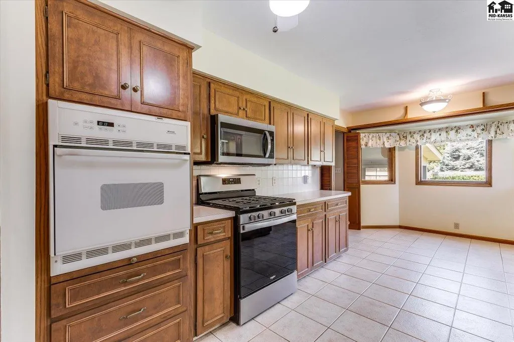 2701 Derenda Drive Hutchinson KS 67502