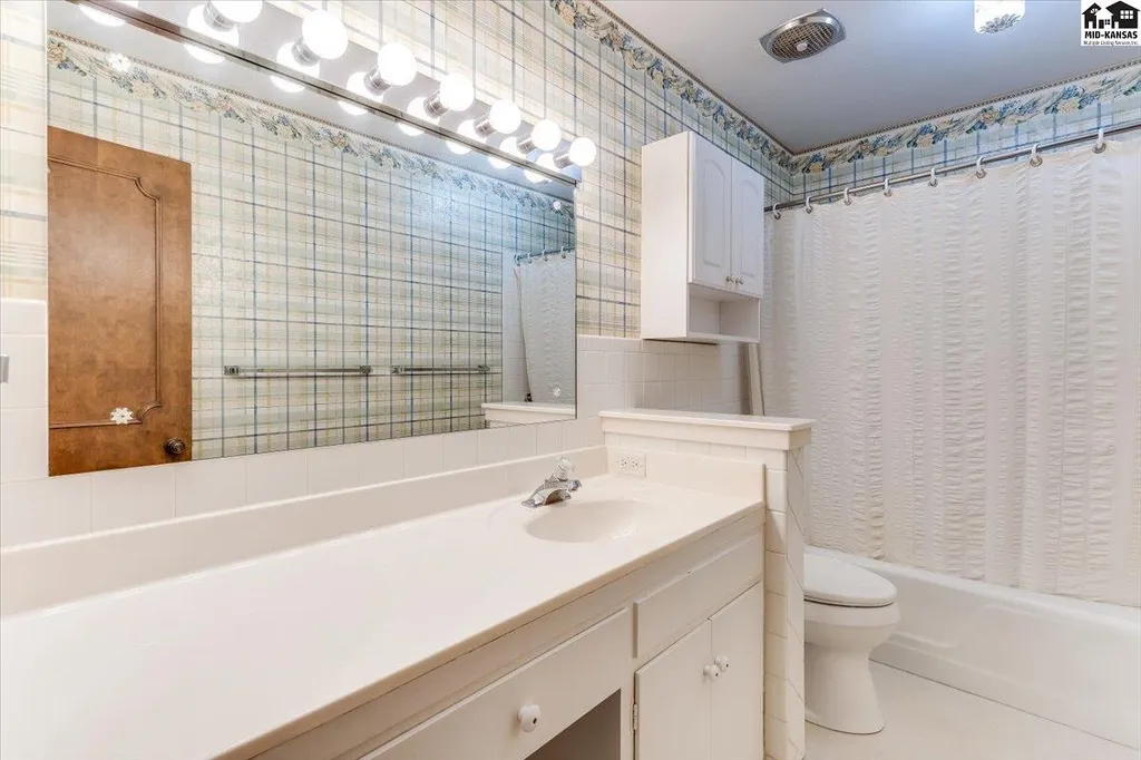 2701 Derenda Drive Hutchinson KS 67502