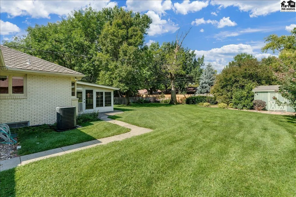 2701 Derenda Drive Hutchinson KS 67502