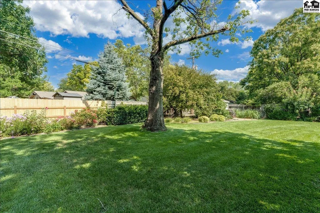 2701 Derenda Drive Hutchinson KS 67502
