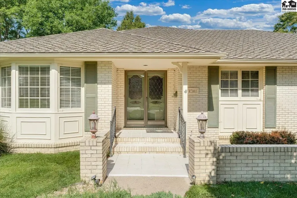 2701 Derenda Drive Hutchinson KS 67502
