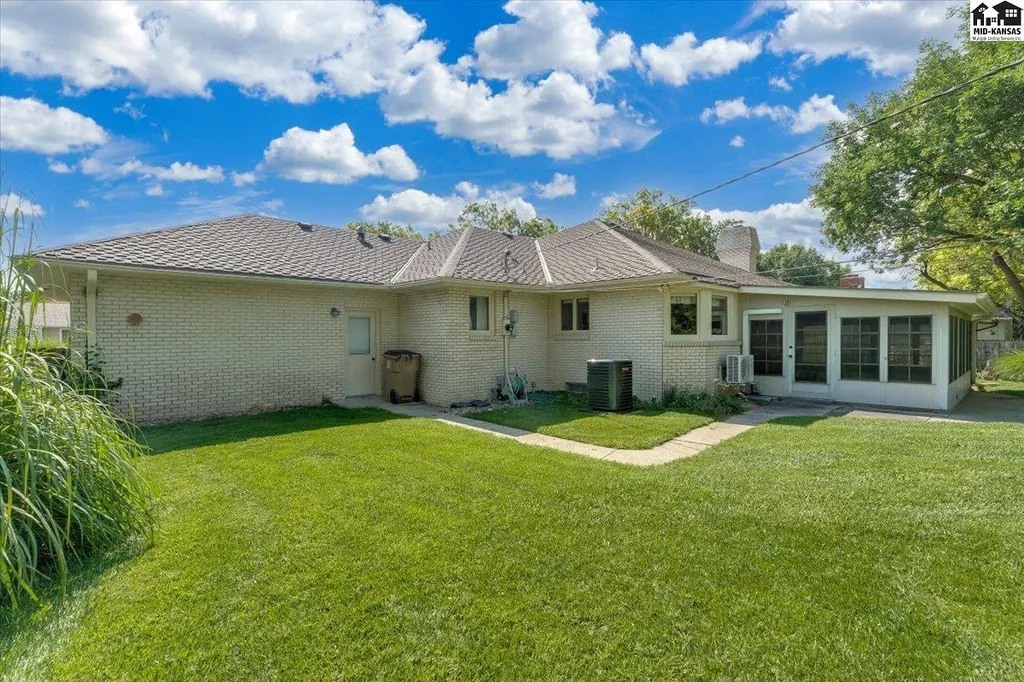 2701 Derenda Drive Hutchinson KS 67502