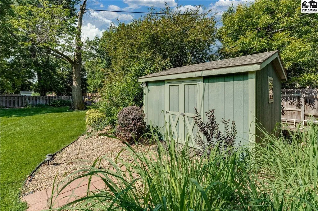 2701 Derenda Drive Hutchinson KS 67502