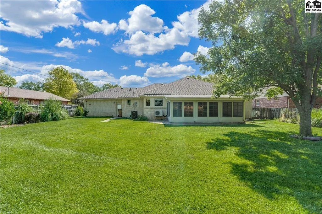 2701 Derenda Drive Hutchinson KS 67502