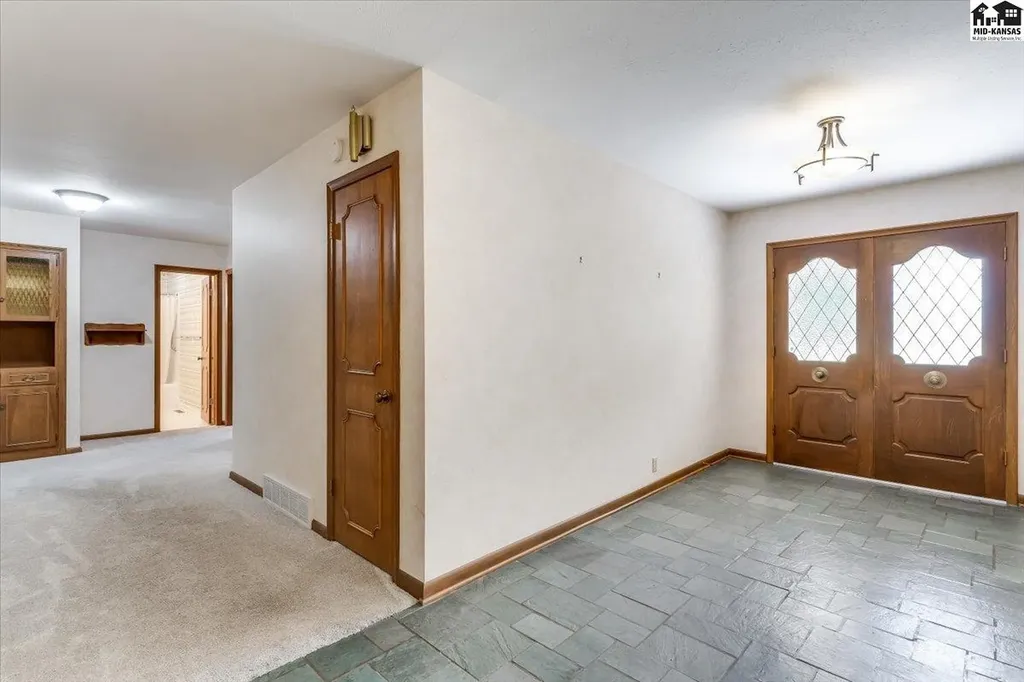 2701 Derenda Drive Hutchinson KS 67502