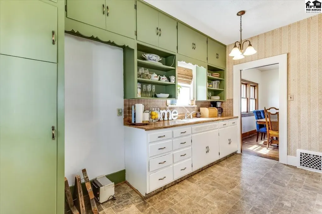 30 E 17th Avenue Hutchinson KS 67501