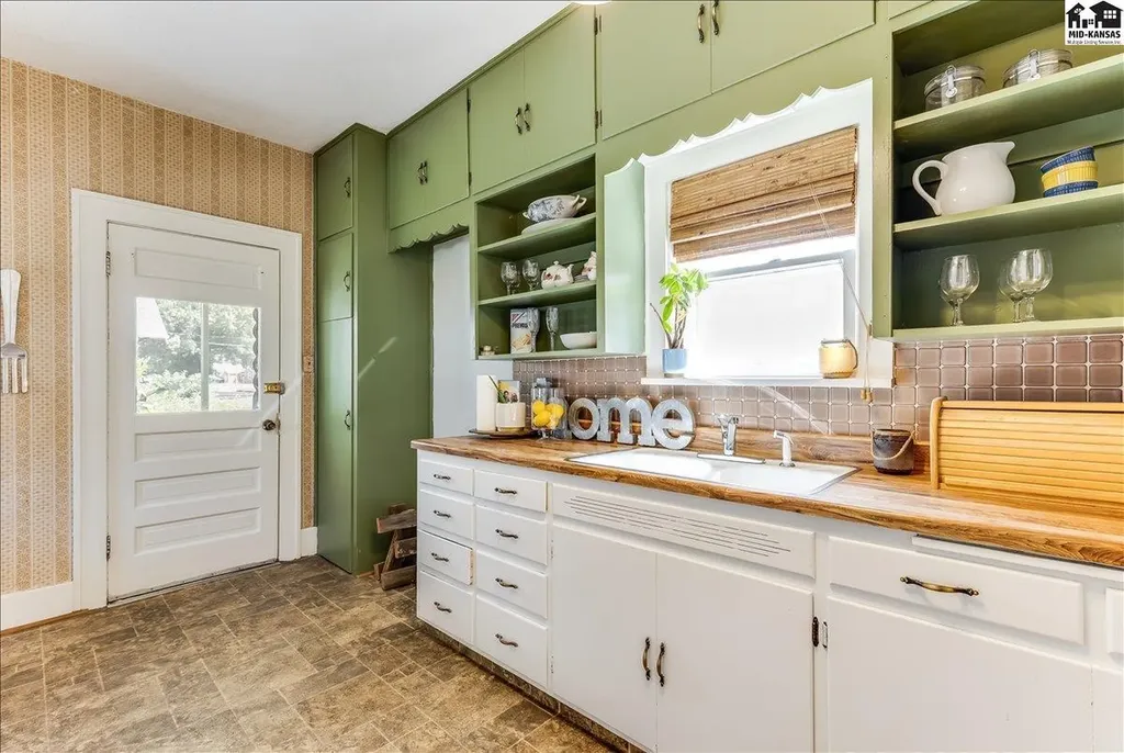 30 E 17th Avenue Hutchinson KS 67501