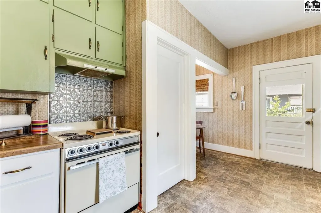 30 E 17th Avenue Hutchinson KS 67501