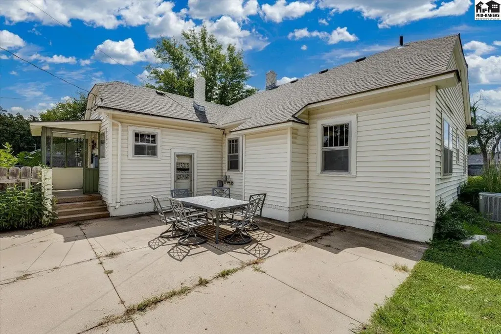 30 E 17th Avenue Hutchinson KS 67501