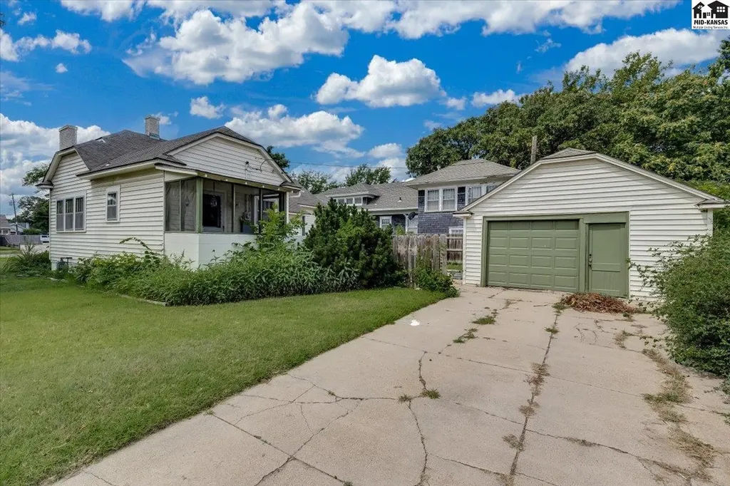30 E 17th Avenue Hutchinson KS 67501