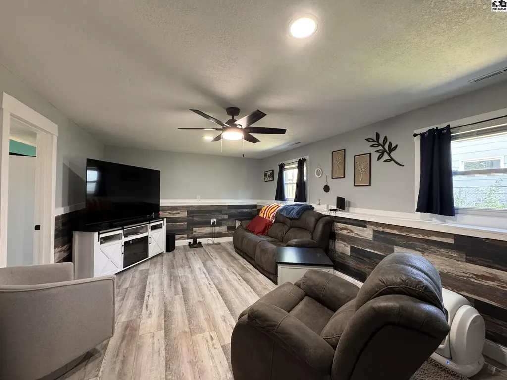 1005 E 32nd Avenue Hutchinson KS 67502