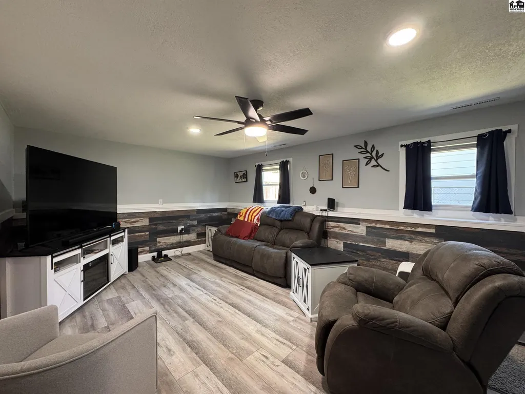 1005 E 32nd Avenue Hutchinson KS 67502