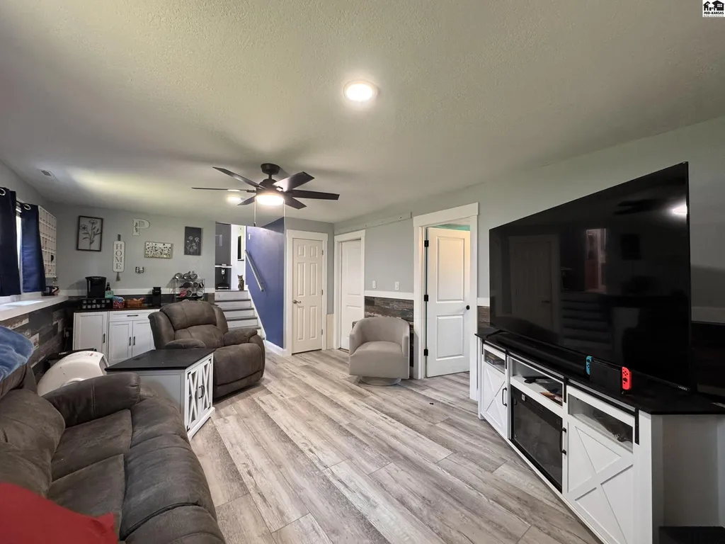1005 E 32nd Avenue Hutchinson KS 67502