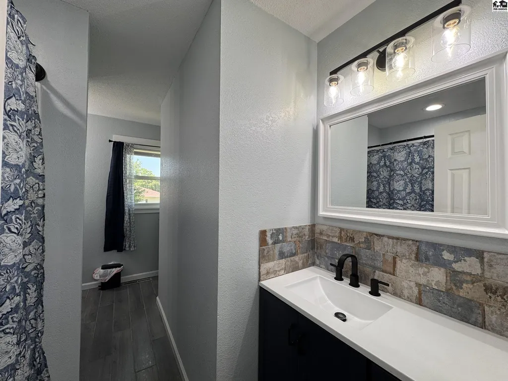 1005 E 32nd Avenue Hutchinson KS 67502