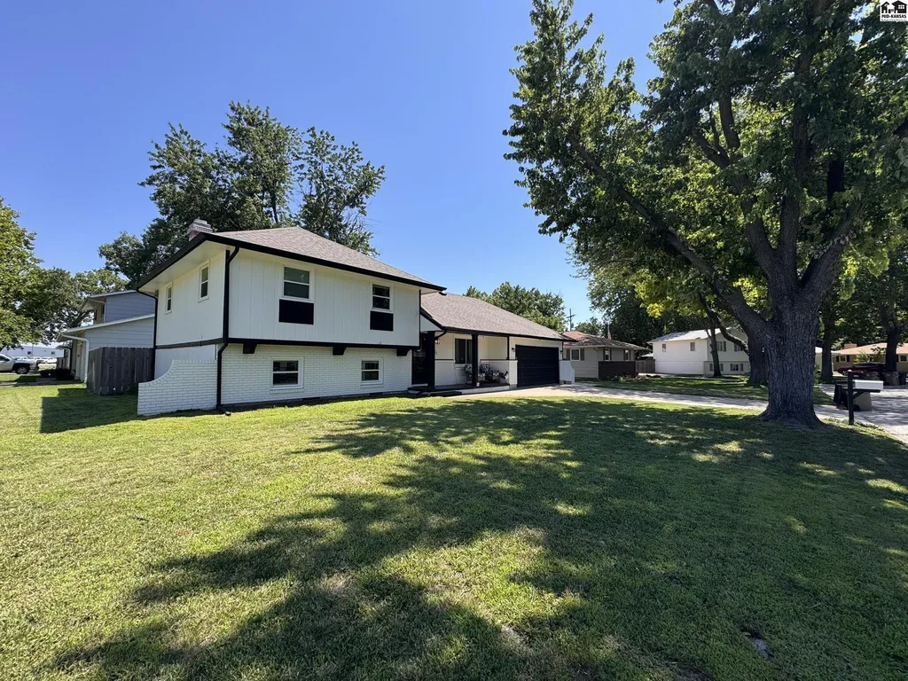 1005 E 32nd Avenue Hutchinson KS 67502