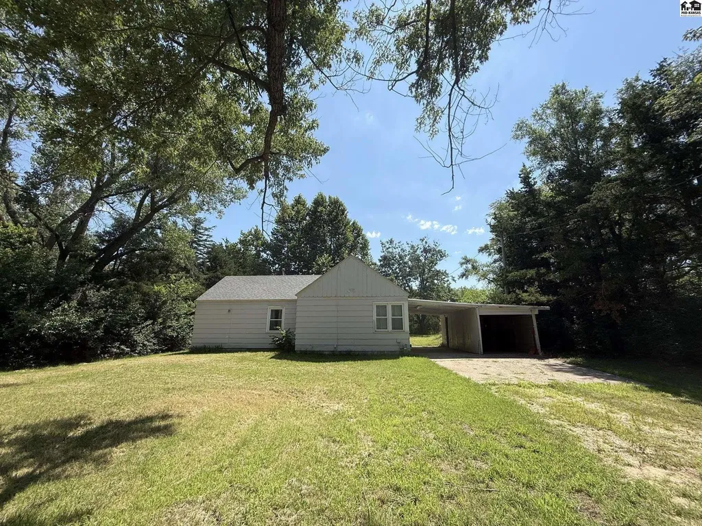 1418 N Barnes Lake Road Hutchinson KS 67501