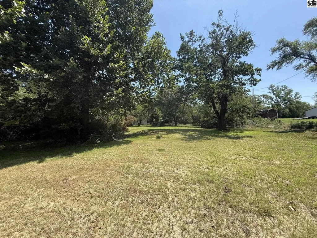 1418 N Barnes Lake Road Hutchinson KS 67501