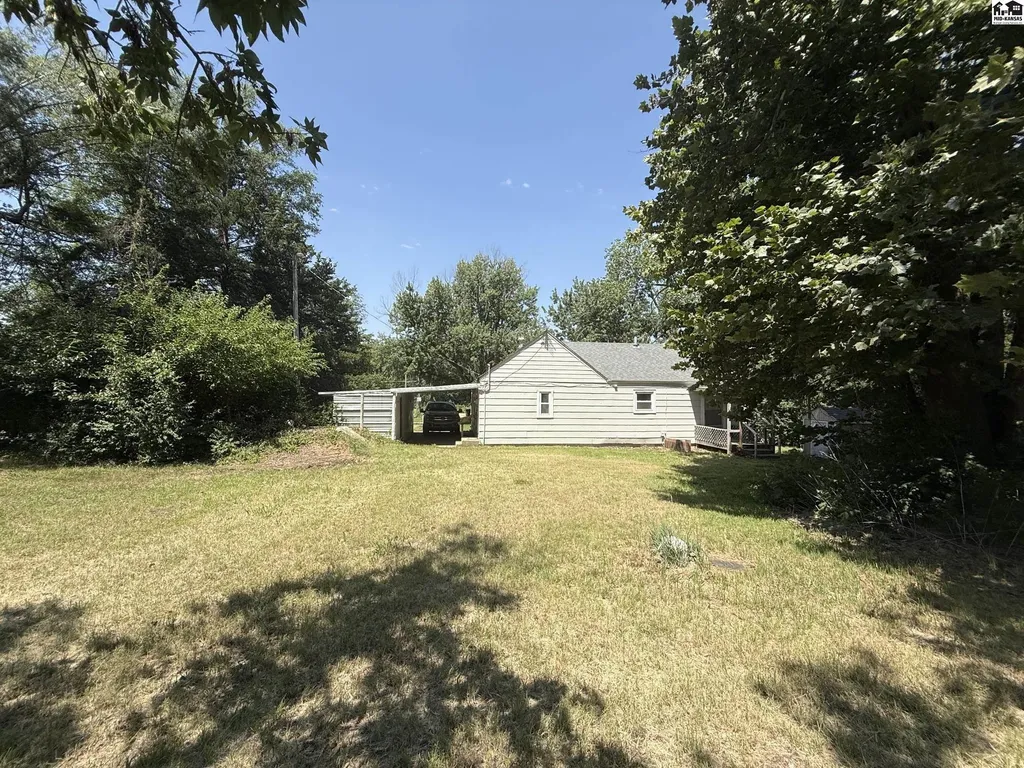 1418 N Barnes Lake Road Hutchinson KS 67501