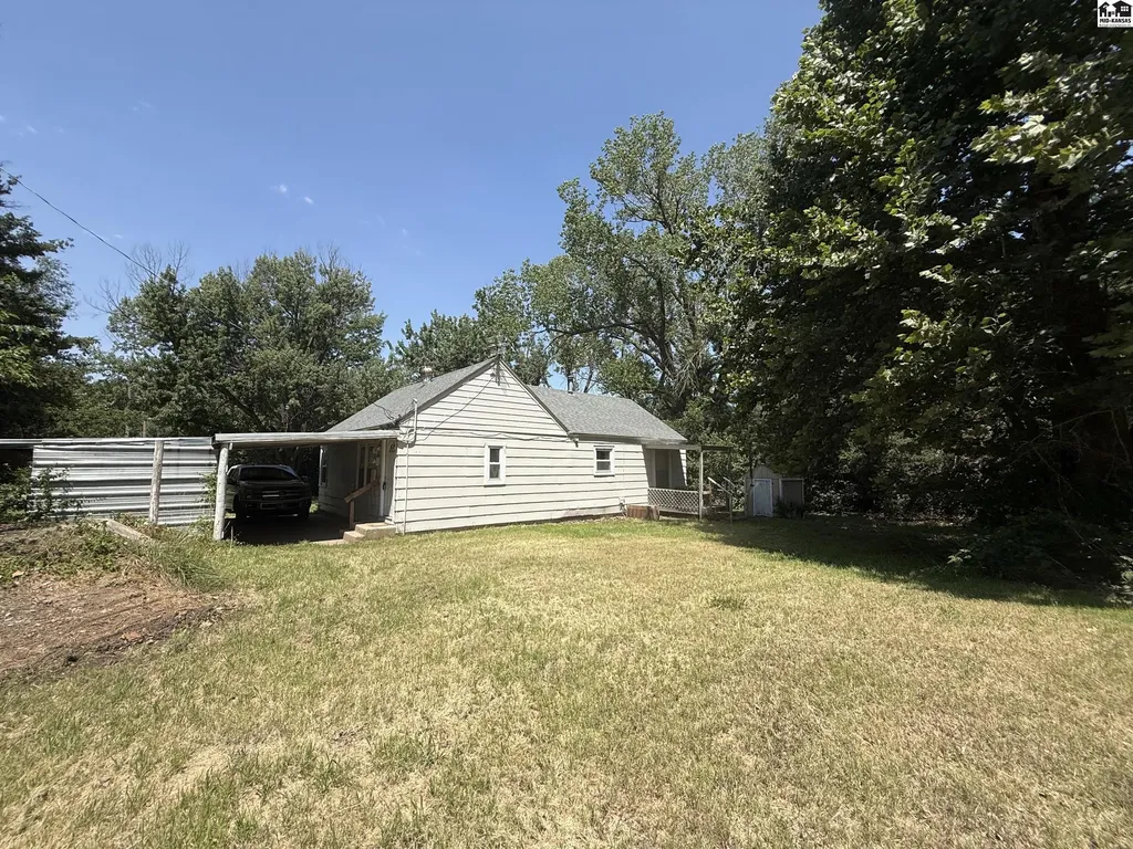 1418 N Barnes Lake Road Hutchinson KS 67501