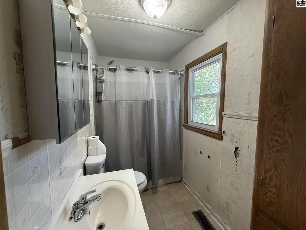 1418 N Barnes Lake Road Hutchinson KS 67501