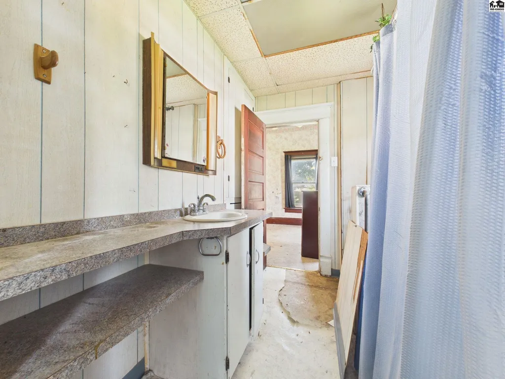 205 W 10th Avenue Hutchinson KS 67501
