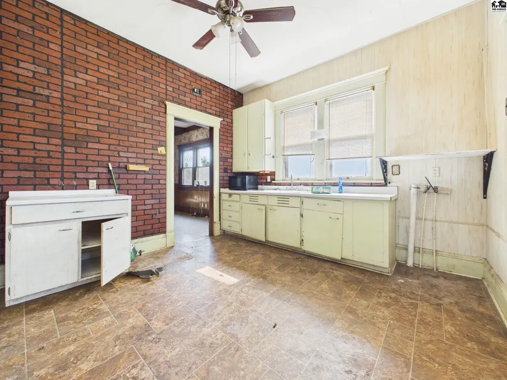 205 W 10th Avenue Hutchinson KS 67501