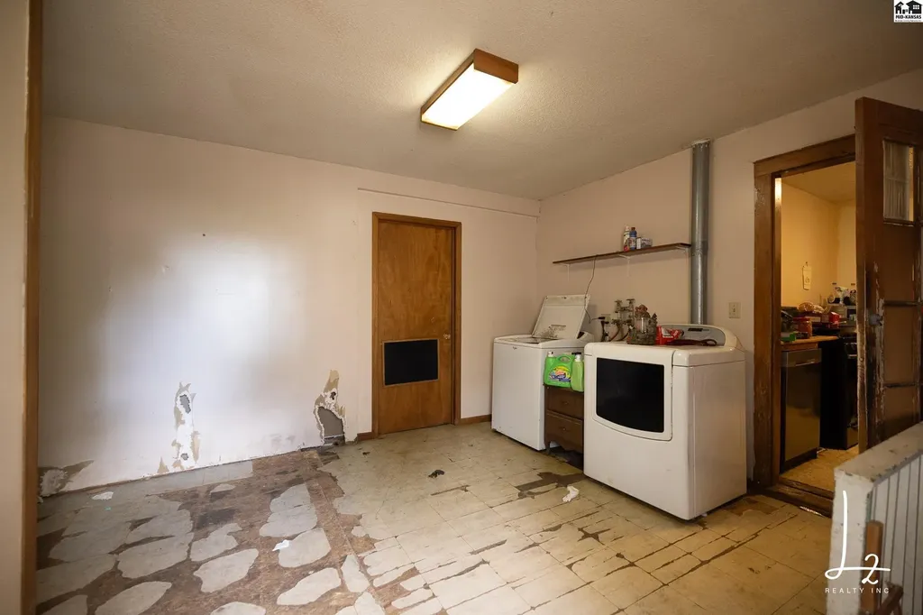 1029 N Hendricks Street Hutchinson KS 67501