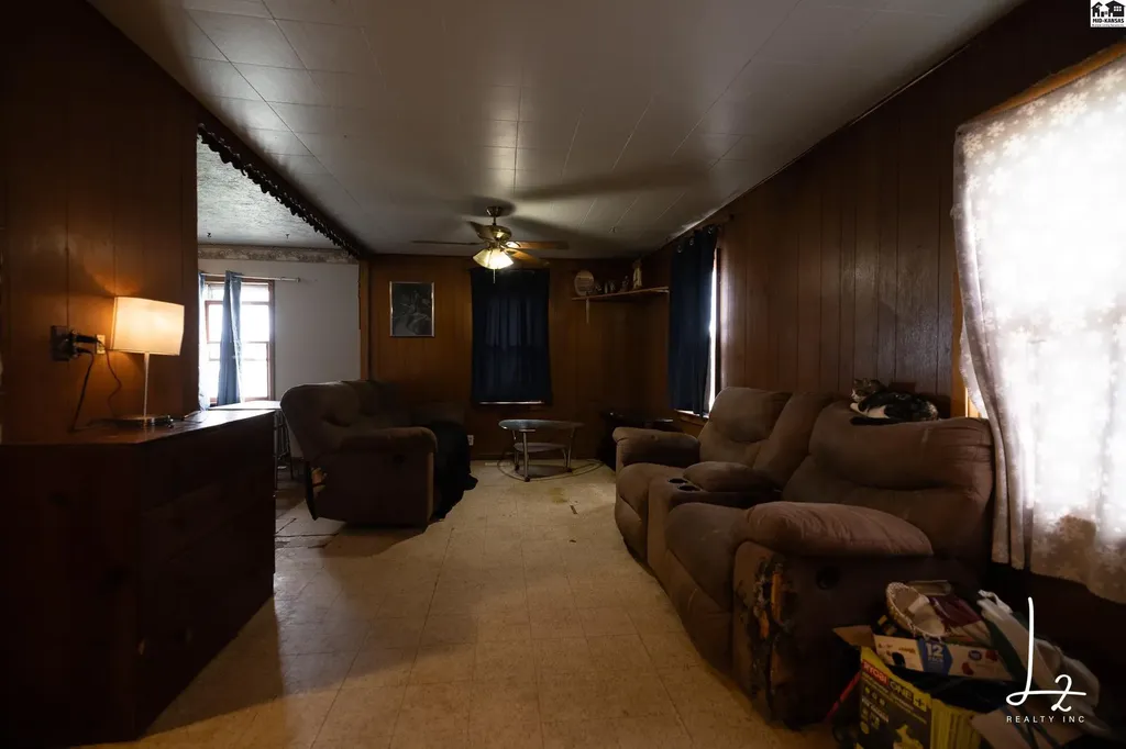 1029 N Hendricks Street Hutchinson KS 67501