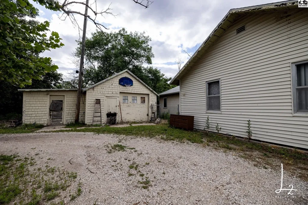 1029 N Hendricks Street Hutchinson KS 67501