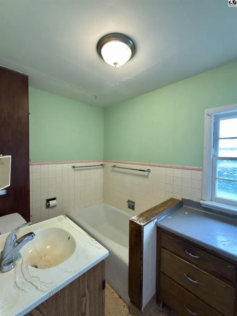 327 W 7th Avenue Hutchinson KS 67501