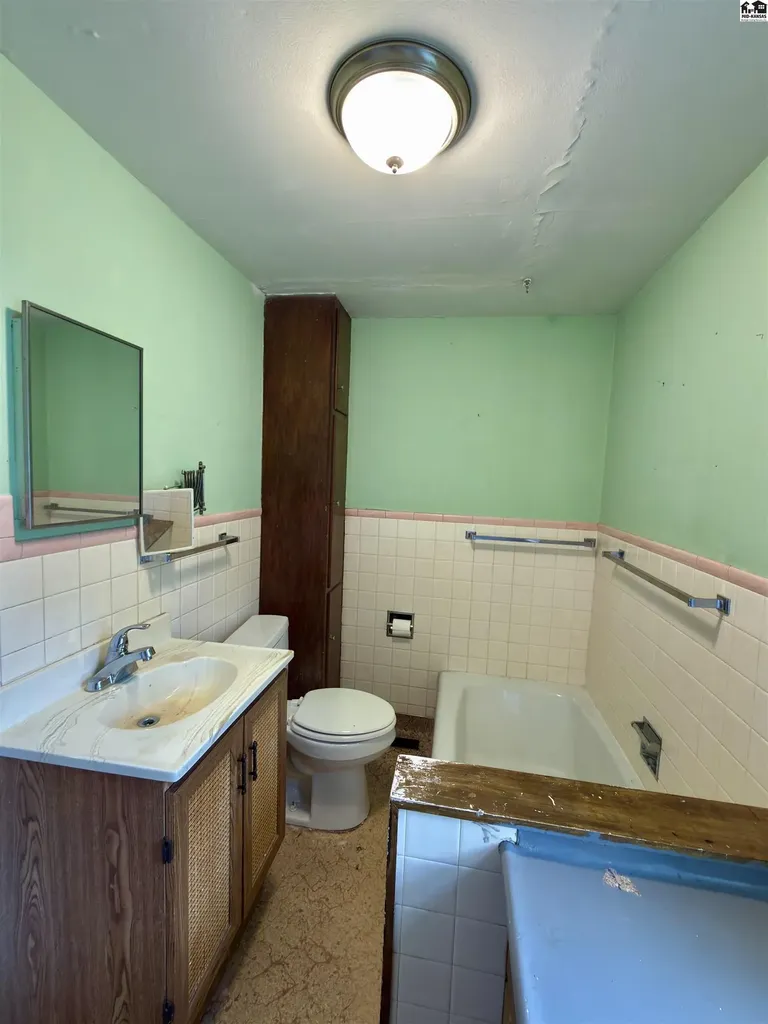 327 W 7th Avenue Hutchinson KS 67501