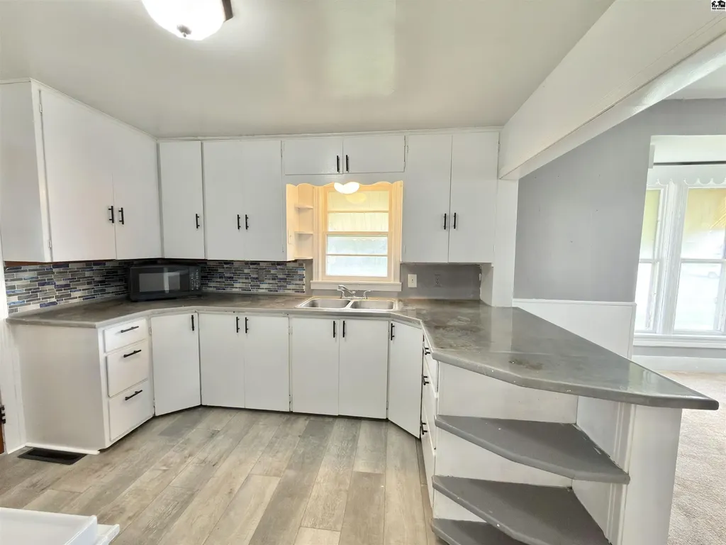 327 W 7th Avenue Hutchinson KS 67501
