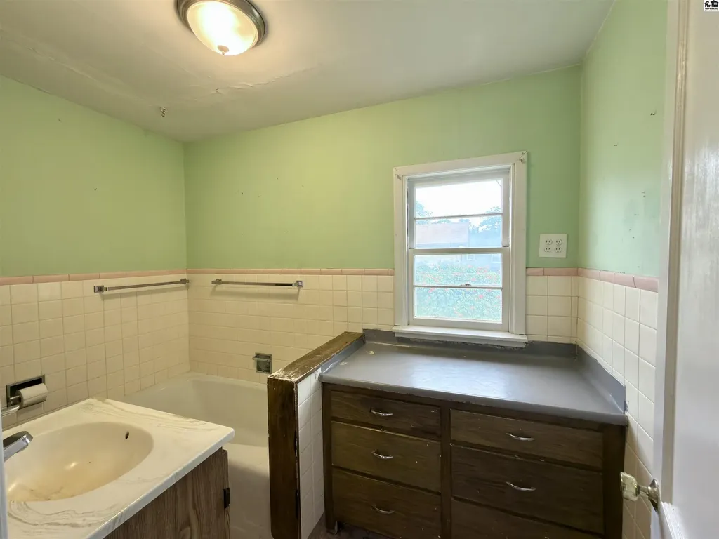 327 W 7th Avenue Hutchinson KS 67501