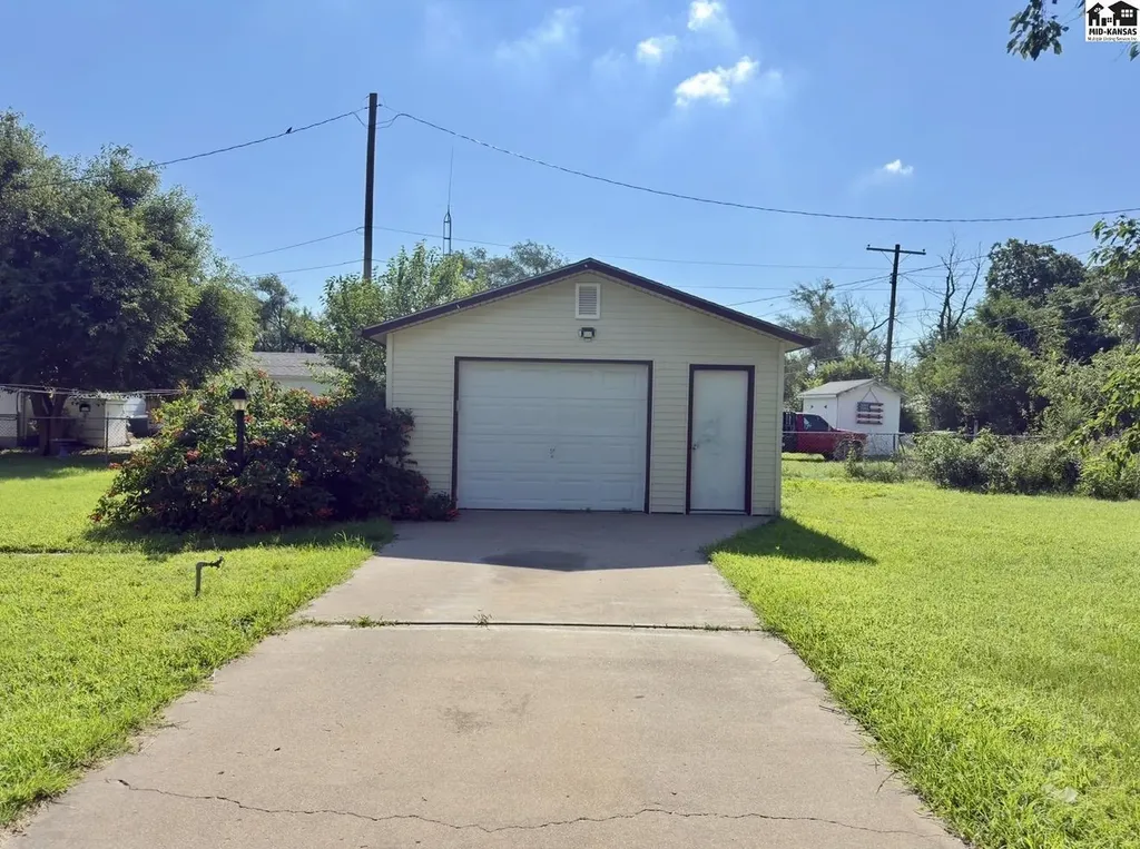 327 W 7th Avenue Hutchinson KS 67501