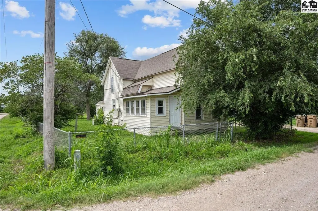 2627 E 2nd Hutchinson KS 67501