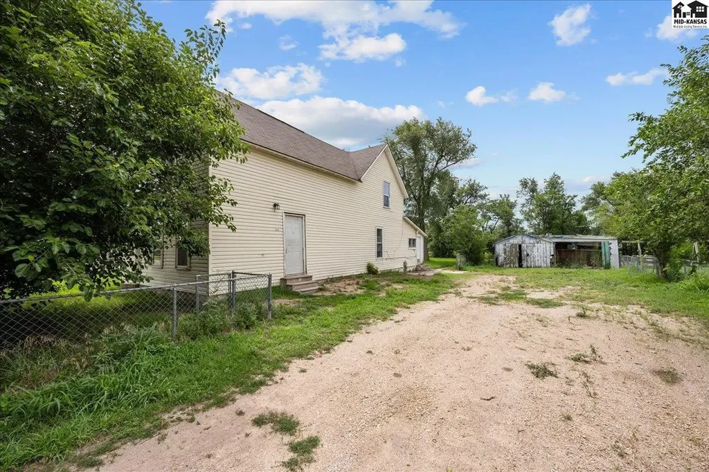2627 E 2nd Hutchinson KS 67501