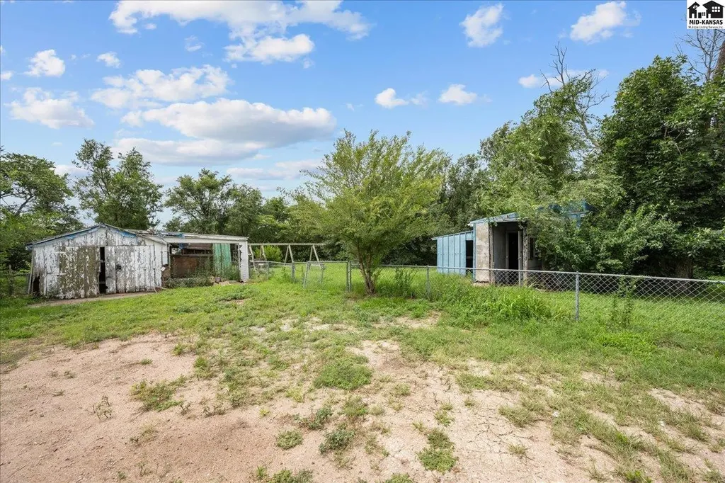 2627 E 2nd Hutchinson KS 67501