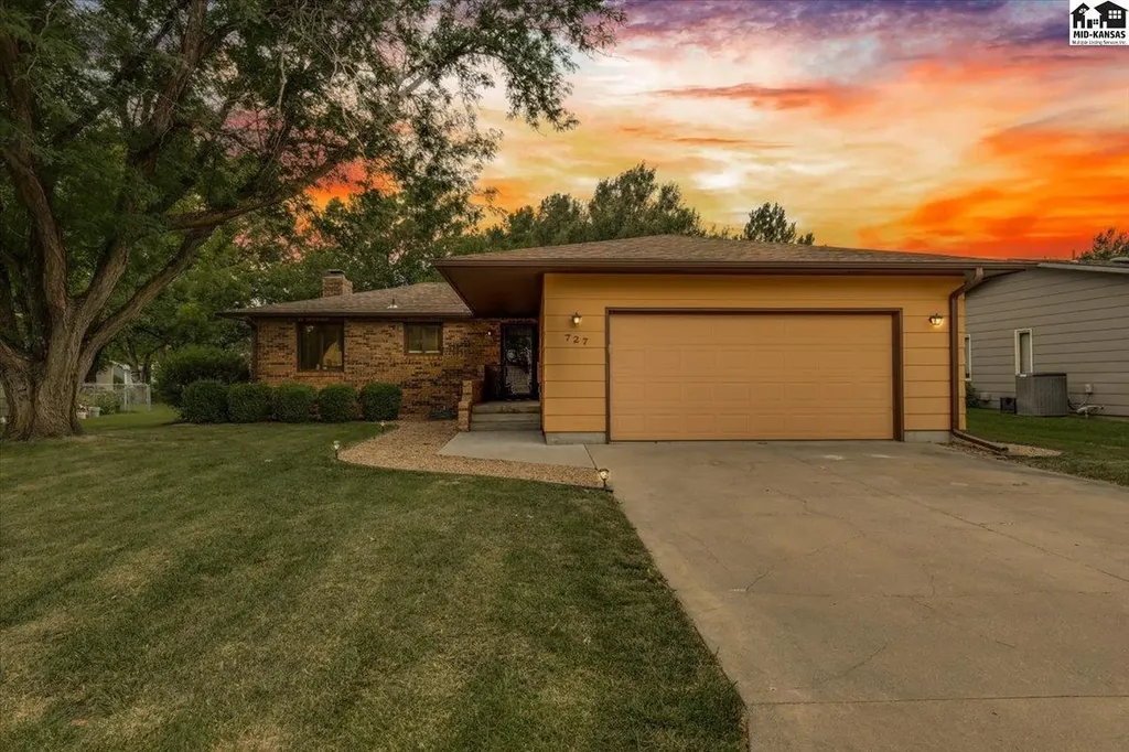 727 Crescent Hesston KS 67062