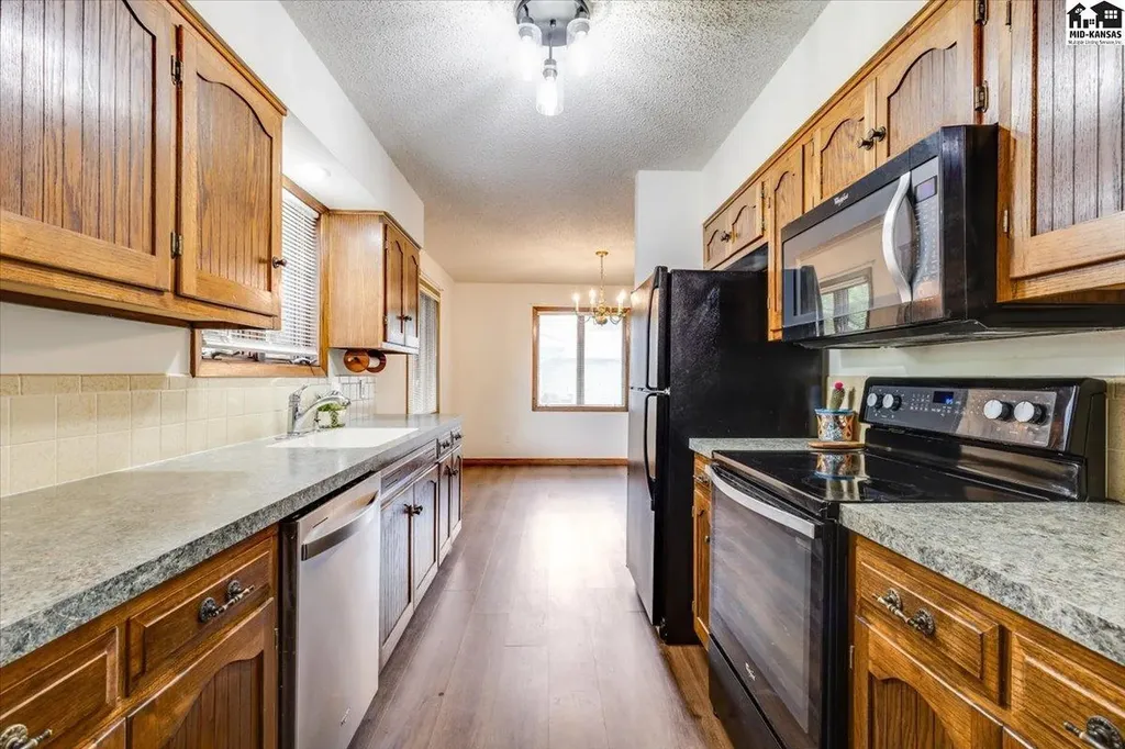 727 Crescent Hesston KS 67062