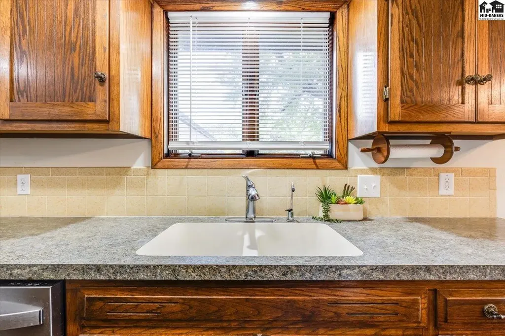 727 Crescent Hesston KS 67062