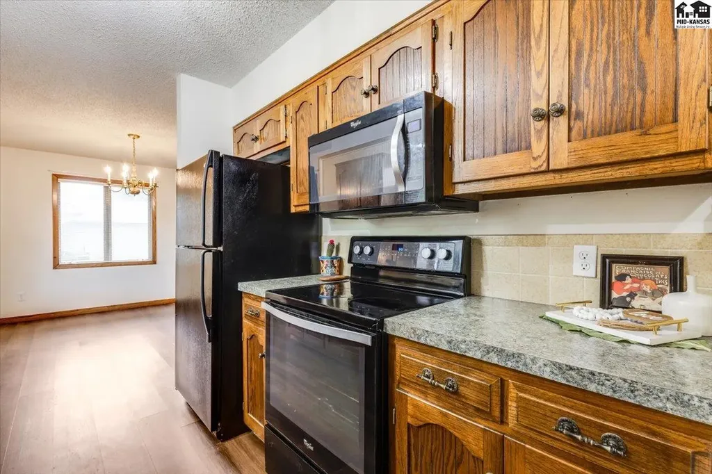 727 Crescent Hesston KS 67062