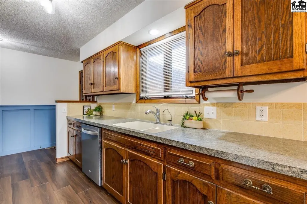 727 Crescent Hesston KS 67062