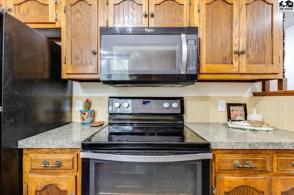 727 Crescent Hesston KS 67062