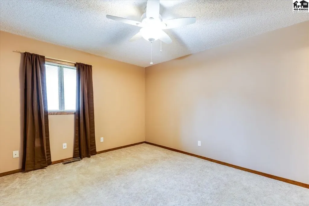 727 Crescent Hesston KS 67062