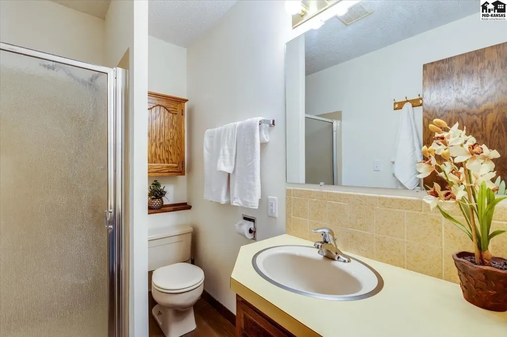 727 Crescent Hesston KS 67062