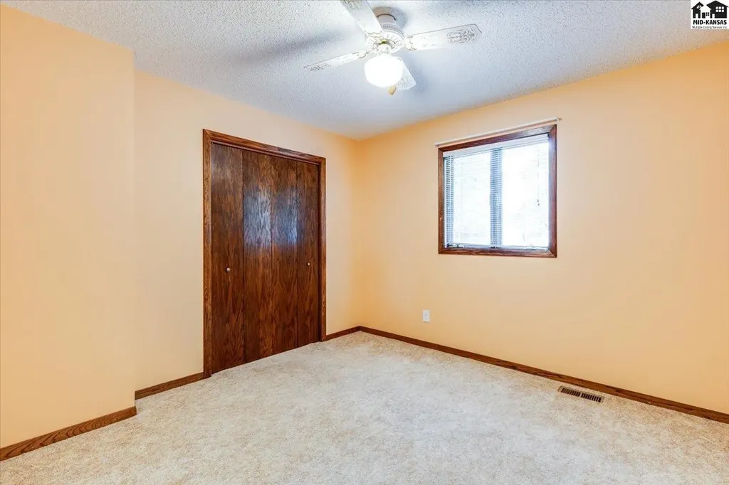727 Crescent Hesston KS 67062